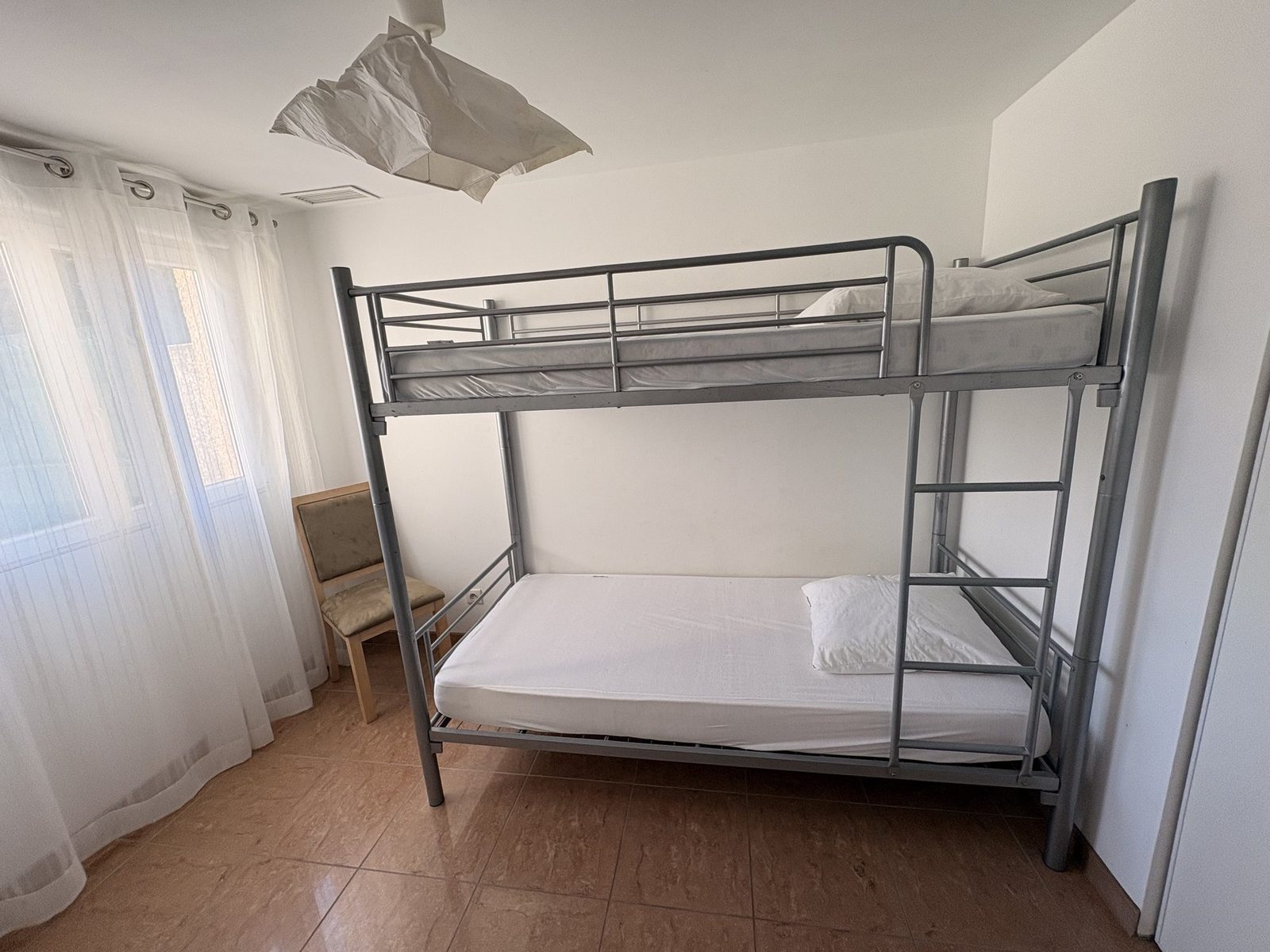 Chambre enfants avec lits superposés