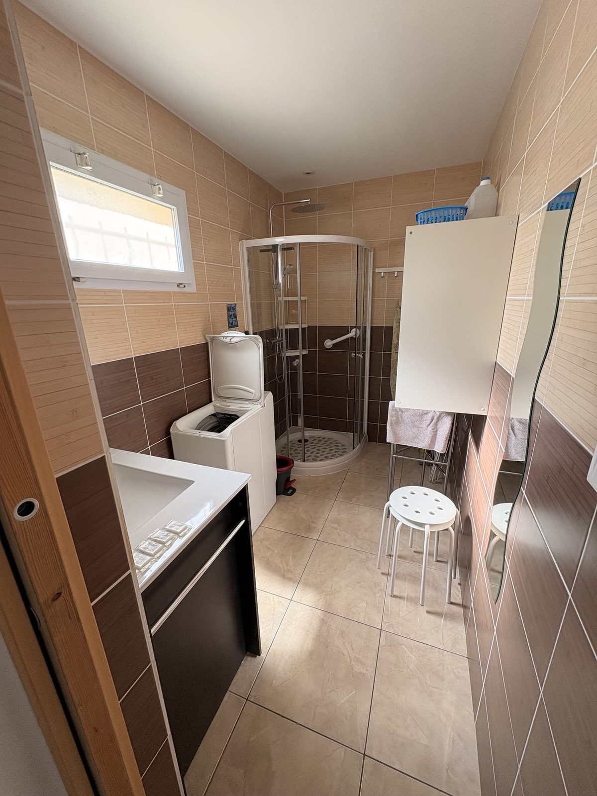 Salle d'eau avec douche et lave-linge
